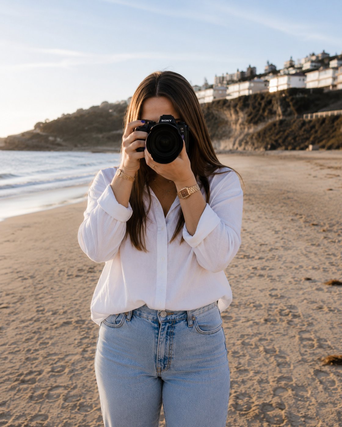 Marion, social media manager & photographe, appareil photo en main sur la plage
