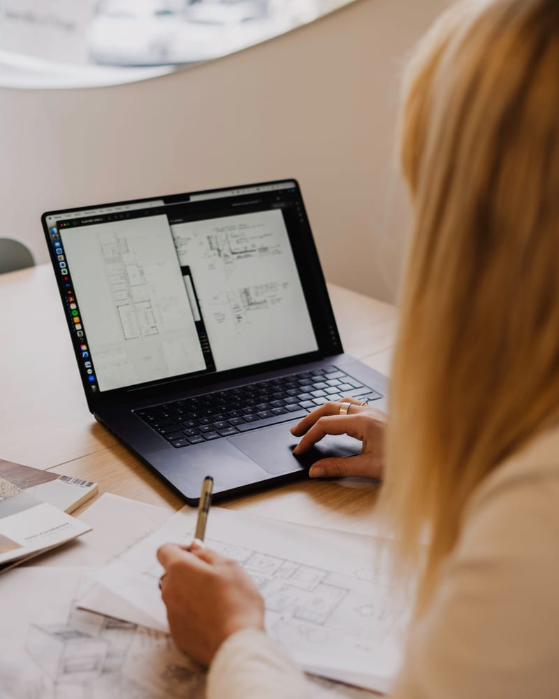 Architecte au travail sur des plans