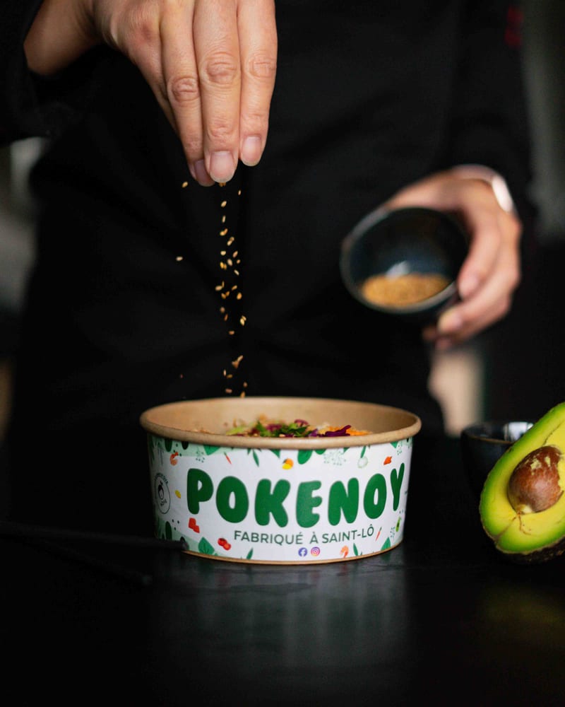 Préparation d'un bowl Pokenoy en cuisine
